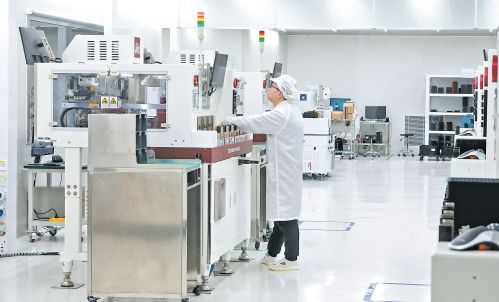 工作人員正在進(jìn)行生產(chǎn)設(shè)備調(diào)試